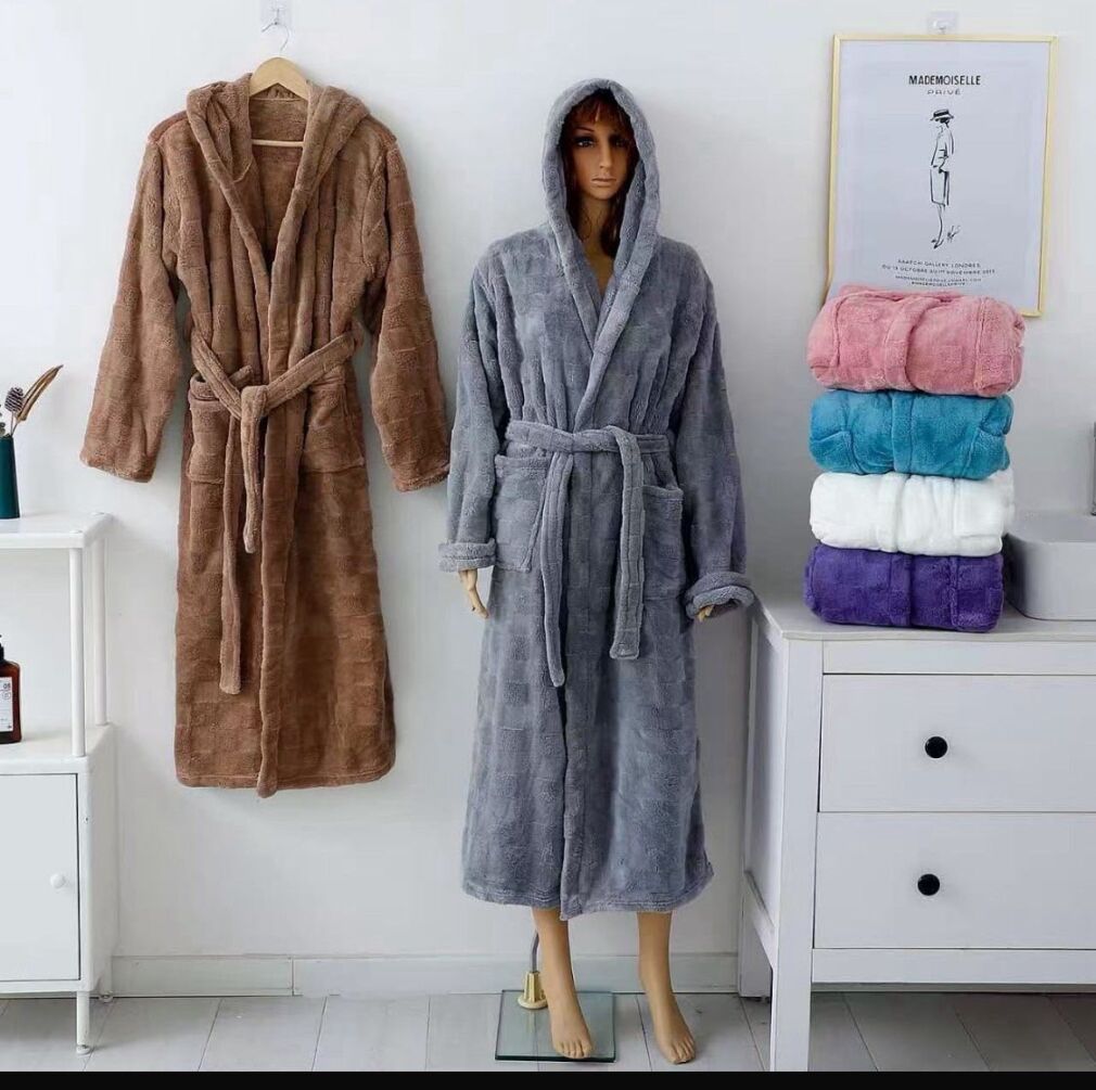 Propozycja szlafroka w nowej kolorystyce,i nowym princie                    Jest to oczywiście microfibra gruba mięsista ładnie wykończona        Kolorystyka widoczna na zdjęciu,paczka 6 sztuk po jednym z koloru cena 46 zl Zapraszam