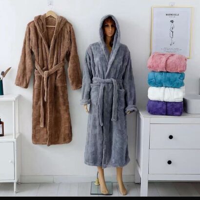 Propozycja szlafroka w nowej kolorystyce,i nowym princie                    Jest to oczywiście microfibra gruba mięsista ładnie wykończona        Kolorystyka widoczna na zdjęciu,paczka 6 sztuk po jednym z koloru cena 46 zl Zapraszam